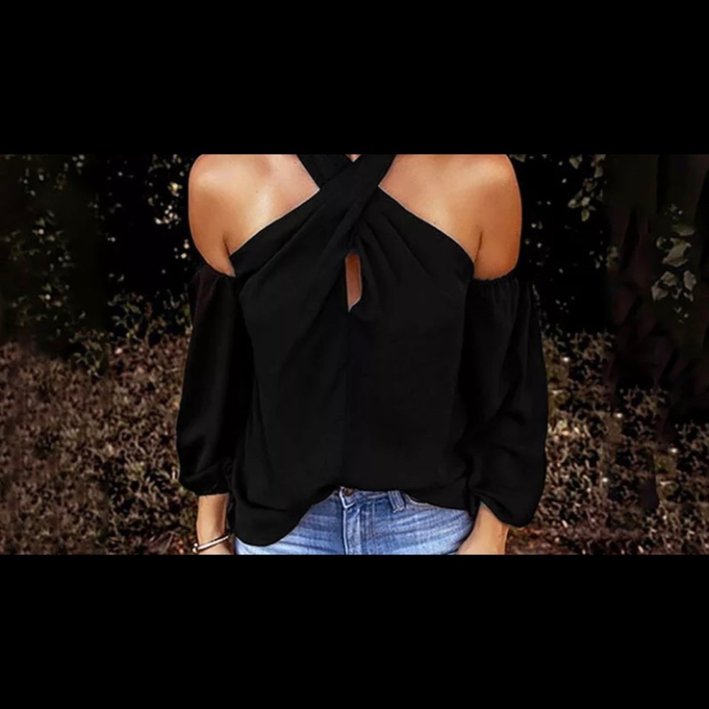 Chic ❤️New black halter with sleeves